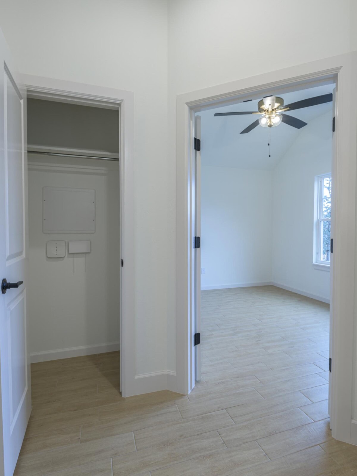Empty room with white walls and ceiling fan